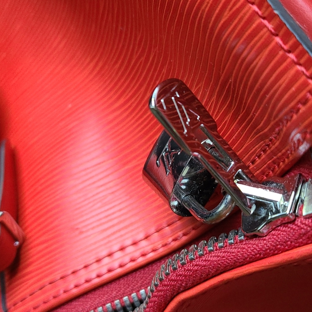 Authentic Louis Vuitton Supreme red duffle bag - Picture 2 of 5